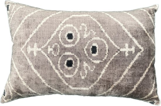 Lalay Ikat Velvet Kussen TAUPE. Luxe sierkussen met een touch of glamour. Fluweel, Zijde en Katoen. 60x40 cm