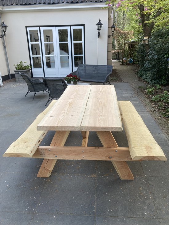 Ruime Douglas picknicktafel. Zomerse gezelligheid. Lengte 2 meter