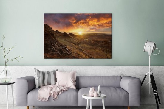 Canvas Schilderij Zonsondergang achter de bergen op het eiland Skye in Schotland - 180x120 cm - Wanddecoratie XXL