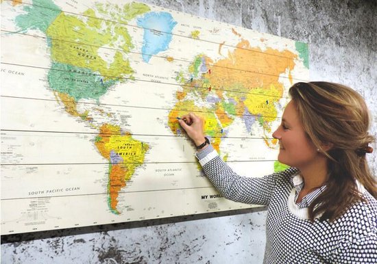 Wereldkaart op Hout Modern voor aan de Muur | 105 x 60cm | Met 100 gratis vlaggetjes en ophangsysteem