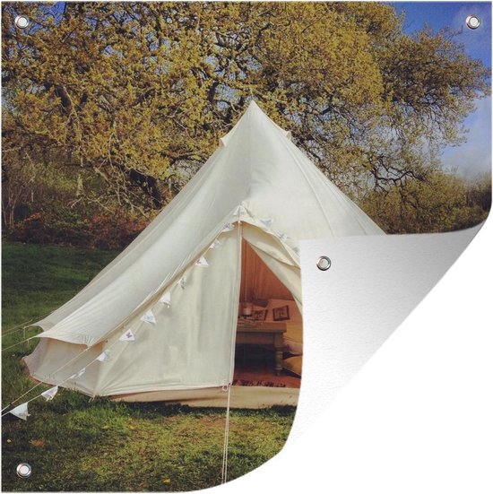 Tuin poster Een witte tent in een veld - 200x200 cm