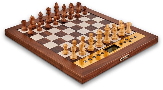 MILLENNIUM The King Performance - Schaakcomputer met adaptieve speellevels. Met frame van echt hout, houten stukken en 81 LEDS voor zetindicatie.