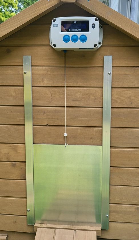 Chickenguard Pro - automatische hokopener op batterijen - met timer en lichtsensor + alu luik 23 cm b x 34 cm h met 2 of meer krasjes op het luikje