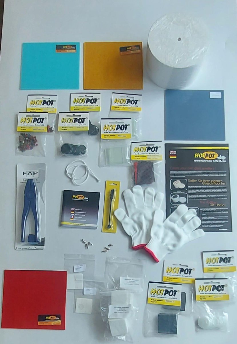 HotBox XL startpakket magnetron fusing met de HotPot. Maak in de magnetron glas/keramiekkunst of unieke sieraden. Dit is het meest uitgebreide startpakket met de grote HotPot (MaxiPlus), zeer veel toebehoren en een upgrade naar luxe FAP glassnijder.
