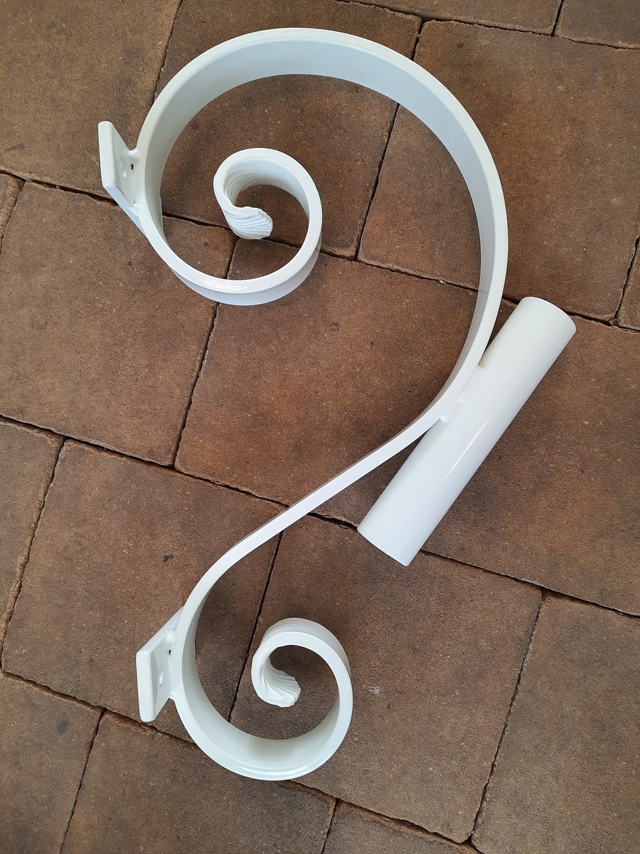 Vlaggenstokhouder S-arm smeedijzer verzinkt gepoedercoat wit