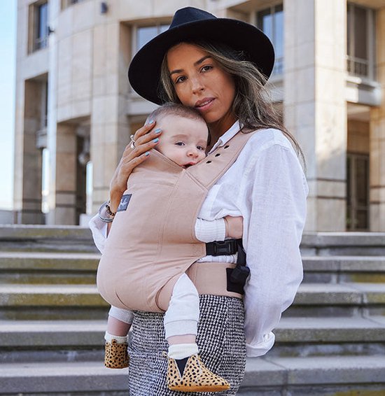 ROOKIE Baby Premium draagzak - Design buikdrager - Comfortabel en ergonomisch - Babydrager vanaf Geboorte - Ook voor Peuter - Biologisch katoen - Super zacht - Unisex: voor mama en papa (Latte)