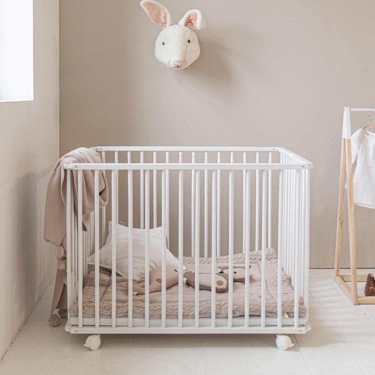 Petite Amélie ® Baby Box Inklapbaar - Box opvouwbaar in één handomdraai - Babybox is makkelijk te verplaatsen via wieltjes (met blokkade) - Bodem instelbaar in 3 hoogtes - Wit - H.72 x L.100 x H.72 cm