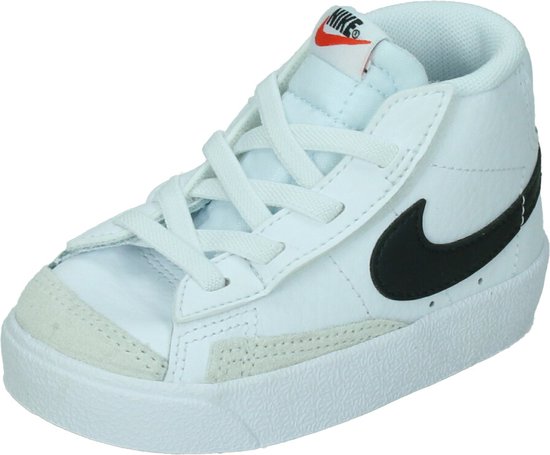 Nike blazer mid '77 peuter in de kleur wit.