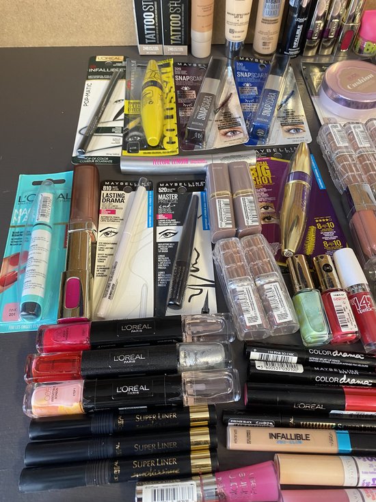 L'oreal& Maybelline Carton de 100 pcs Mixte détaillée A (2,99€ STUKS)