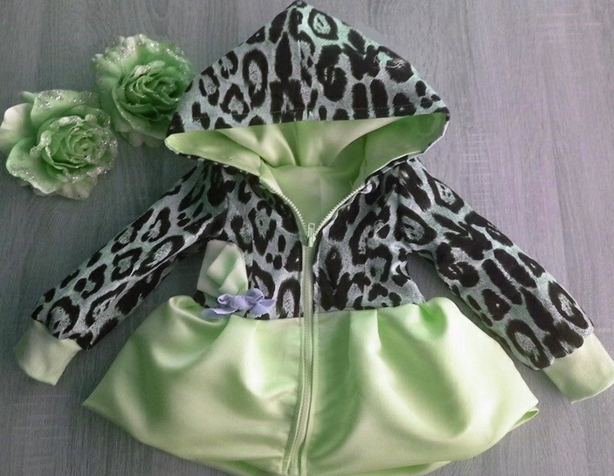 Maat 104 Zomerjas fel groen panterprint jas baby en kind Jas met bloem en leopard print kinderjas glans stof satijn met dierenprint