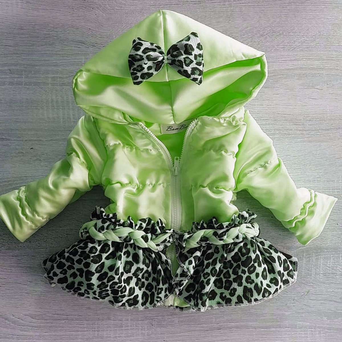 Maat 104 Zomerjas fel groen panterprint jas baby en kind Jas met strik en leopard print kinderjas glans stof satijn met dierenprint