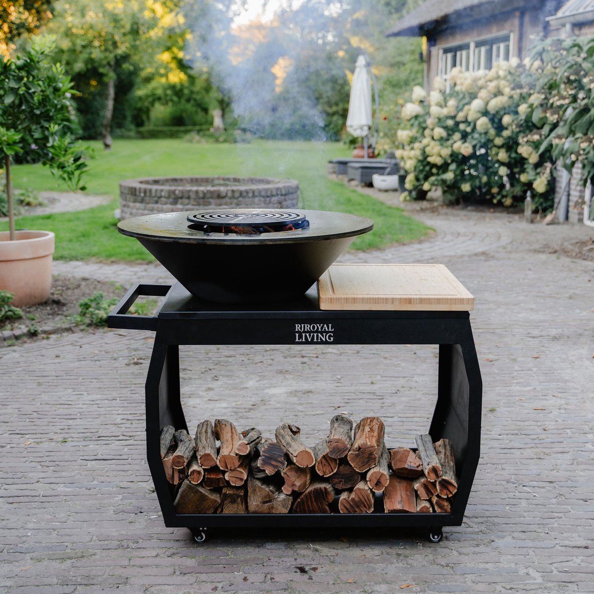 RJRoyal Living Plancha grill BBQ Big Jack Blackline grillring met hoes en houtopslag vuurschaal buitenkeuken grillring met houten snijplank