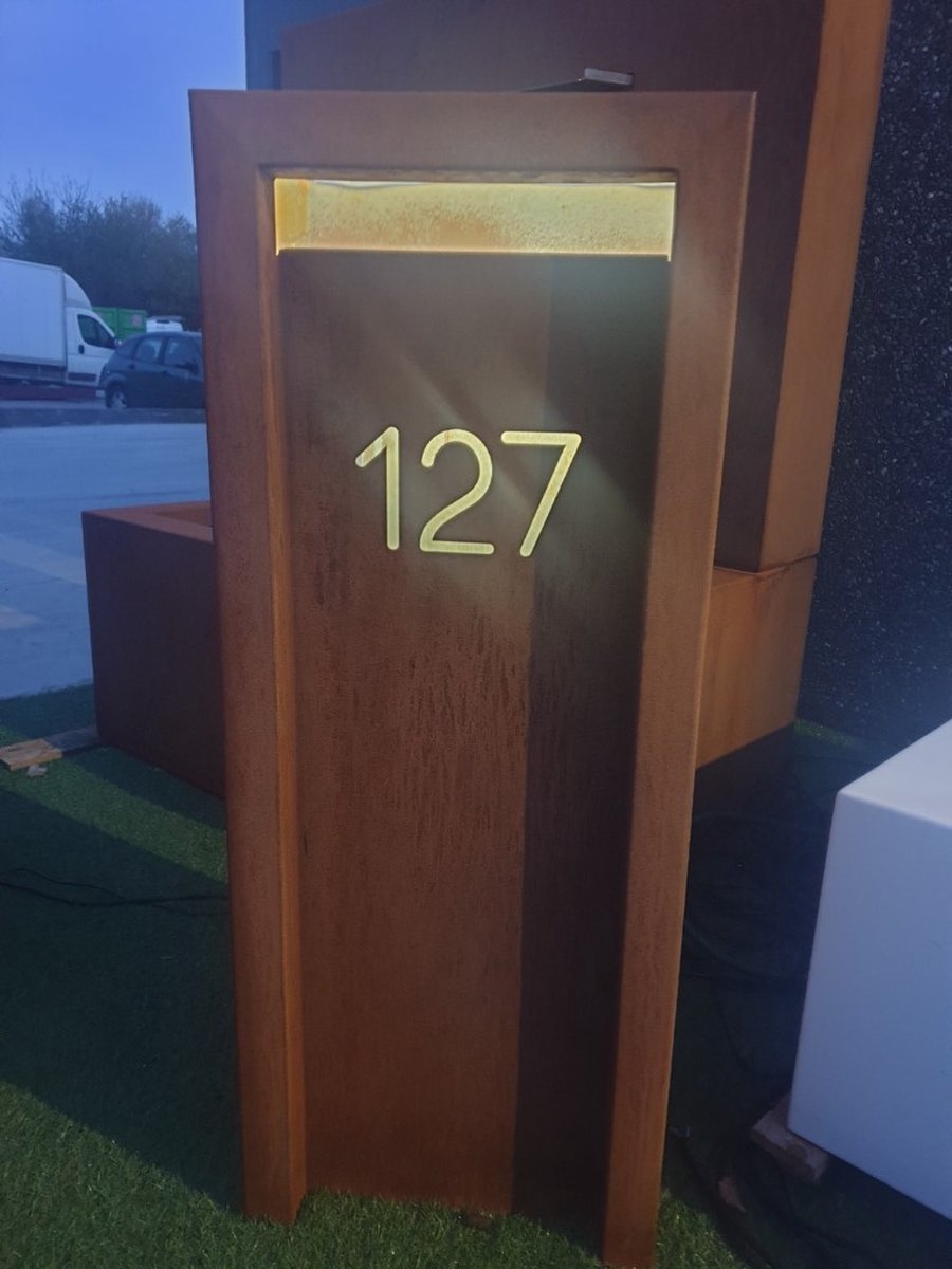 Voorzien van LED achter huisnummer - Geroba