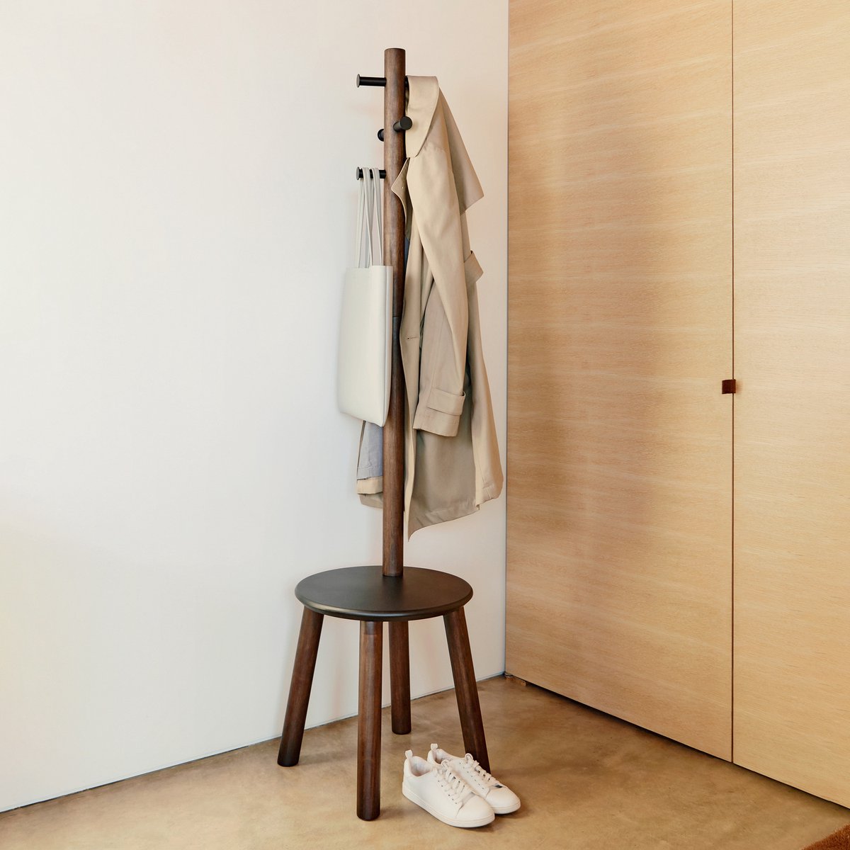 Umbra Pillar Kapstok met Kruk - Zwart/Walnoot