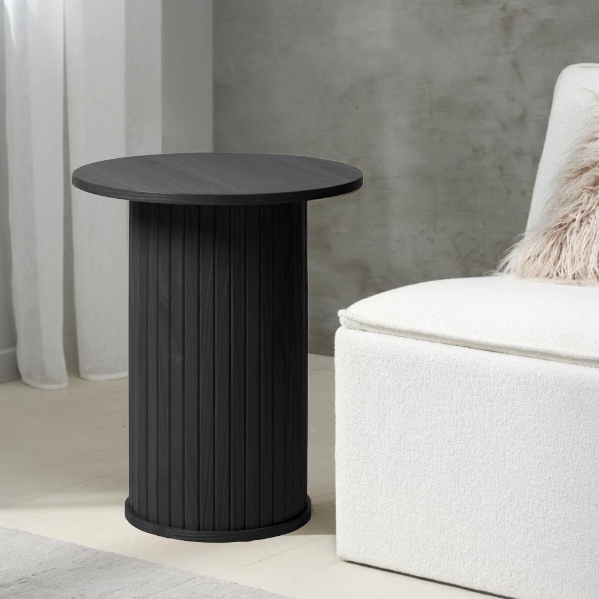 by fonQ Alon Bijzettafel Pilaar Ø 50 cm - Zwart Eiken