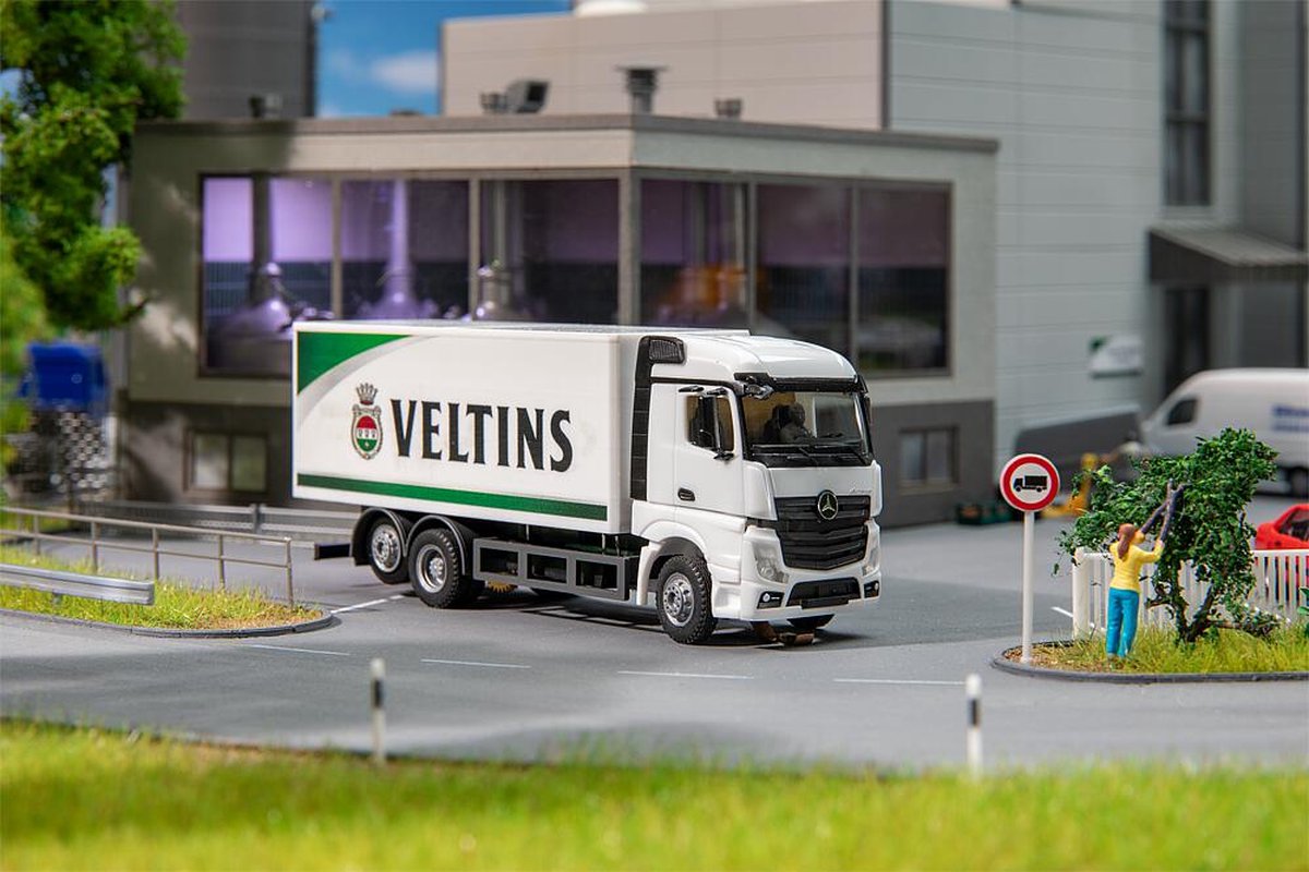Faller 161439 MB Actros Streamspace Kofferaufbau Veltins Car system H0 Voertuig