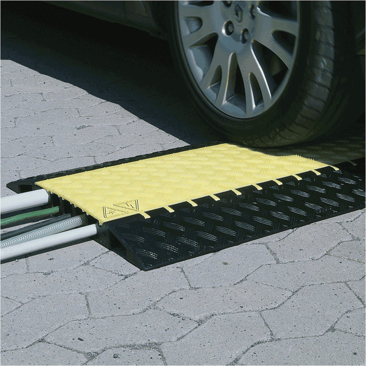 DEFENDER by Adam Hall Kabelbrug 85500 Thermoplastisch polyurethaan (TPU) Zwart, Geel Aantal kanalen: 5 700 mm Inhoud: 1 stuk(s)