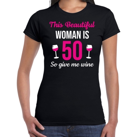 Verjaardag cadeau t-shirt 50 jaar - this beautiful woman is 50 give wine zwart voor dames XL -