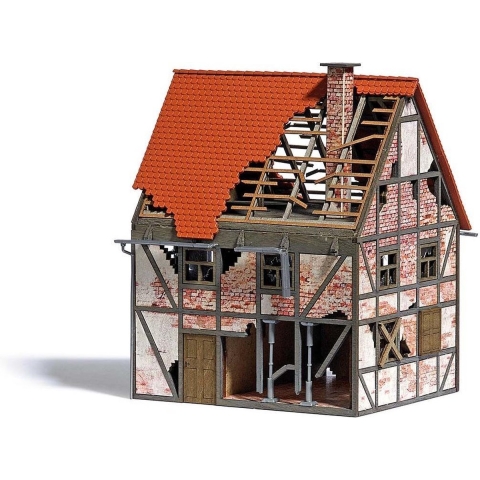 Busch 1667 H0 Vervallen vakwerkhuis
