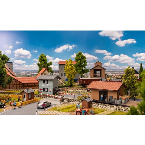 Faller 190141 H0 Actions-set op de spoorwegovergang