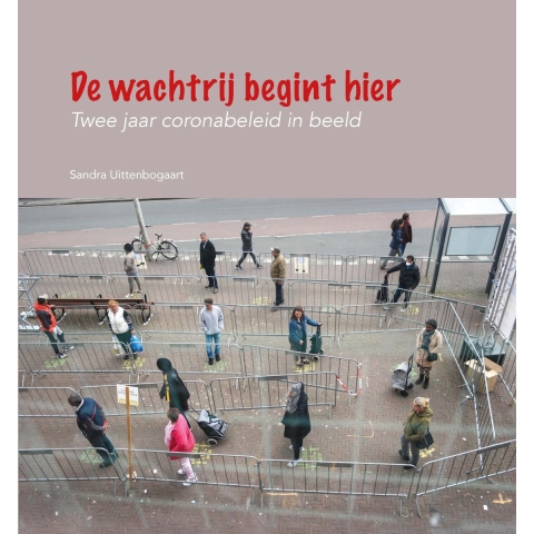 De wachtrij begint hier (Hardback)
