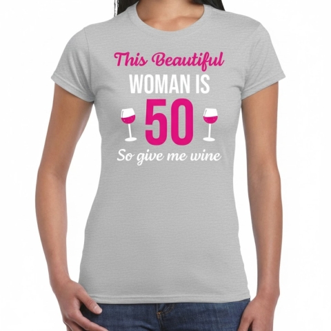 Verjaardag cadeau t-shirt - this beautiful woman is 50 - give wine - grijs - dames L -
