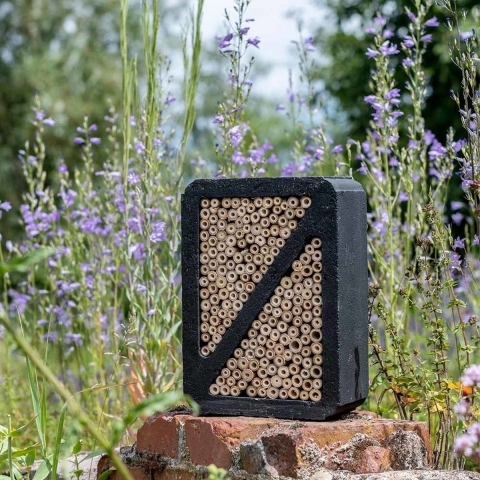Woodstone Insectenhotel Salina zwart | CJ Wildlife | Producten voor insecten | Partner van Vogelbescherming Nederland