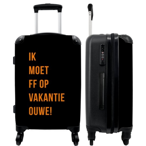 NoBoringSuitcases.com - Grote koffer met quote Ik moet ff op vakantie ouwe! - Oranje en zwart - Reiskoffer met 4 wielen - Trolley op wieltjes - Rolkoffer groot - Bagagekoffer - 60 liter - Ruimbagage valies 20kg - Valiezen voor volwassenen