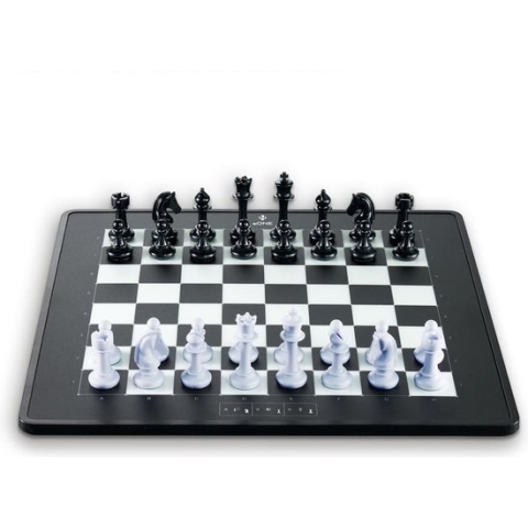 MILLENNIUM eONE M841 – Elektronisch schaakbord online op Lichess, chess.com en Tornelo. Met 81 leds voor de zetweergave. Lithium-ionen-accu en bluetooth/usb geïntegreerd.