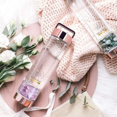 Duurzame Waterfles met Kristal - Roségoud - Roestvrij staal - Amethist Edelstenen - Verrijkt en verzacht water - Inclusief thee/fruit infuser - Kristallen - Edelstenen - 550 ml - Waterfles - Drinkfles