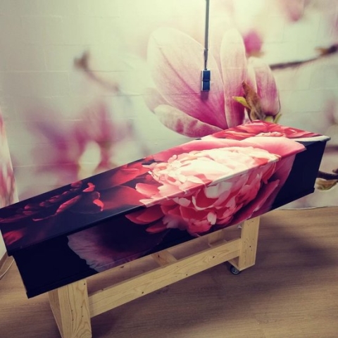 Uitvaartkist matzwart rode pioenroos