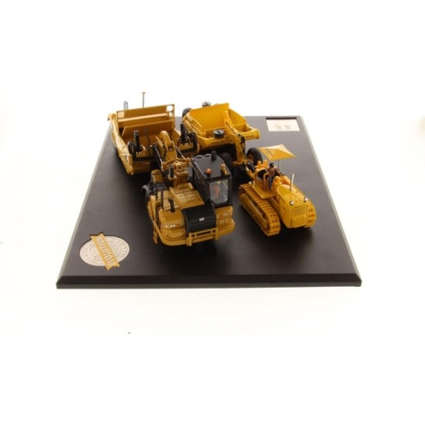 Cat D7 Bulldozer met No. 70 Scraper & 621K Scraper - 1:50 - Diecast Masters - Evolution Series