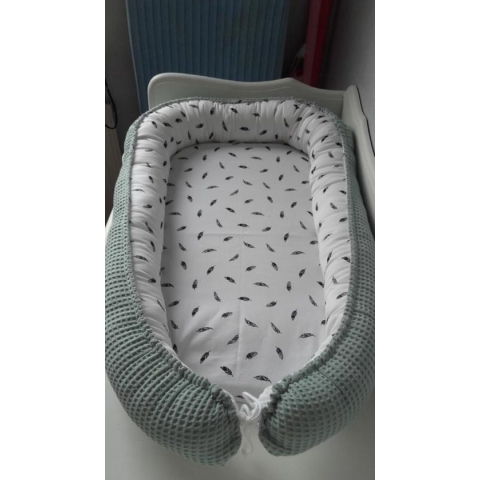 Babynestje - oud groen - wit met zwarte veertjes