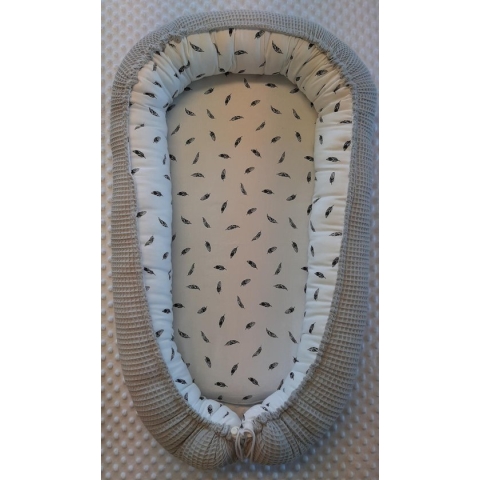 Babynestje (licht grijs / wit met zwarte veertjes)