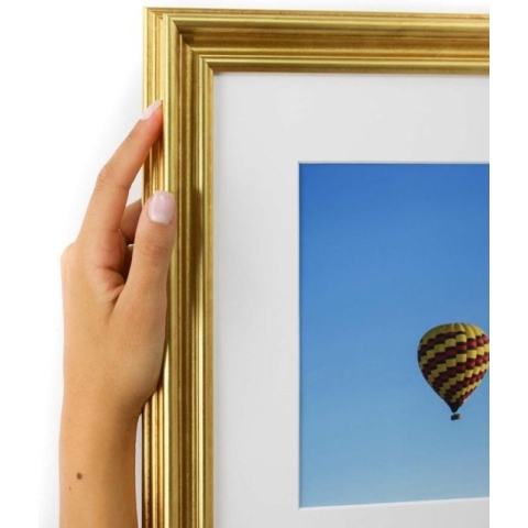 Goudkleurige brede kader met witte passe partout. (Handgemaakt) Fotoformaat 13x18 | Kaderformaat 18x24