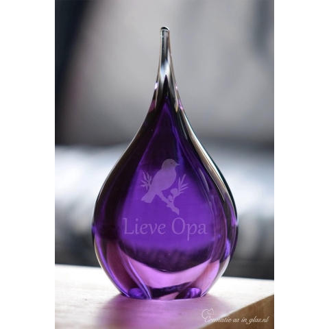 Urn met zandstraal gravure van naam, afbeelding en tekst- Urn van glas met naam, tekst 'Lieve Opa/Oma en afbeelding van een vogeltje-Urn small-transparant paars-50ml- inhoud-14 cm hoog-Deelbestemming urn-Urn Dierbare-Herdenken-Gepersonaliseerde Urn
