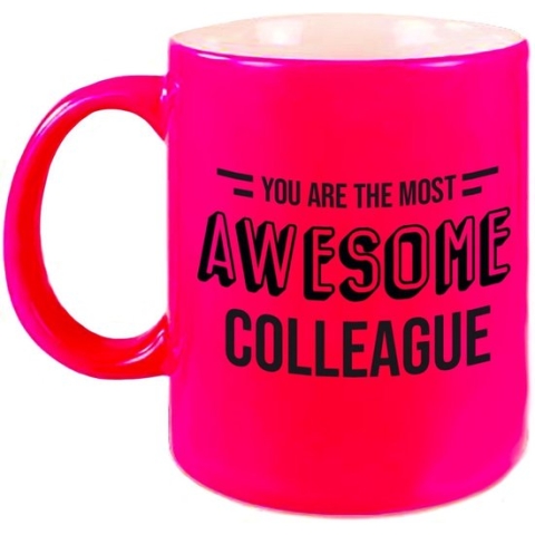 1x stuks collega cadeau mok / beker met tekst you are the most awesome colleague - neon roze - personeel kado mokken / bekers