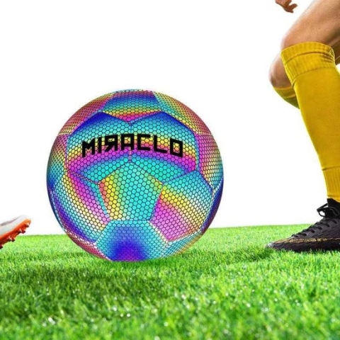MIRACLO Reflecterende Voetbal - Lichtgevend - Kinderen en Volwassenen - Kleurenmix: Roze/Geel/Blauw/Groen - Maat 5 - Speciaal - Holografisch - Kind - Cadeau - Verjaardagscadeau - Kerstcadeau - Sinterklaascadeau - Black friday - Speelgoed - Bal