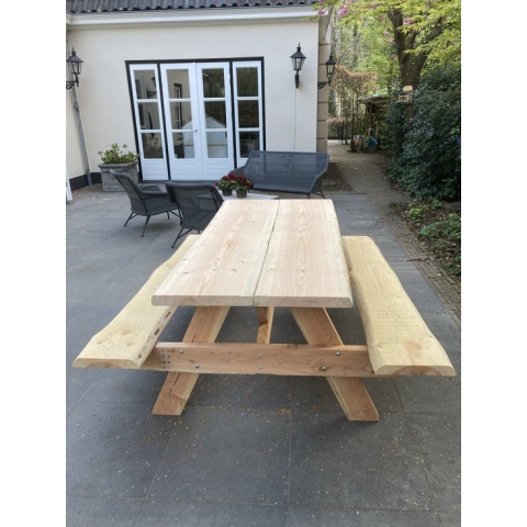 Ruime Douglas picknicktafel. Zomerse gezelligheid. Lengte 2 meter