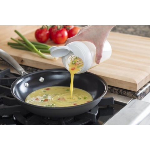 Whiskware by BlenderBottle | Eiermixer | Inhoud 0.59 Liter | De mooiste omelet! Met ingebouwde eigeel scheider. Geen rommel en nooit morsen.