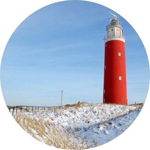 Texelphotos.nl - Muurcirkel -Texel Vuurtoren winter - Wanddecoratie rond - Wandcirkel - Vuurtoren - Sneeuw - Strand - Natuur - Noordzee – Duinen - Aluminium - Dibond - 60x60 cm - Binnen en Buiten.