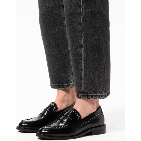 Manfield - Dames - Zwarte leren loafers met zilverkleurige studs - Maat 39