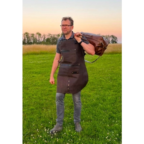 Lederen BBQ schort, '' BBQ MASTER '' Maat M/L  " BBQ - chef '' keuken schort '' de luxe '' gratis messenhouder. Mat Grijsbruin. - zeer vakkundig gemaakt. detail voor afwerking!