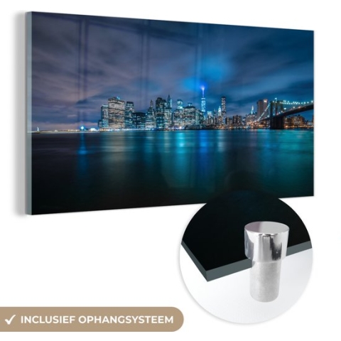 MuchoWow® Glasschilderij - De Brooklyn Bridge in New York onder een wolkenlucht in de nacht - 160x80 cm - Acrylglas Schilderijen - Foto op Glas