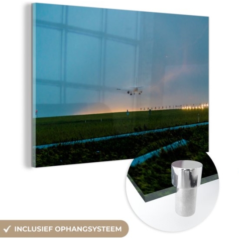 MuchoWow® Glasschilderij - Startbaan van Schiphol bij zonsopkomst - 90x60 cm - Acrylglas Schilderijen - Foto op Glas
