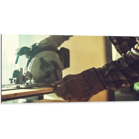 Dibond - Werk - Zaag - Machine - Hout - Handschoenen - 100x50 cm Foto op Aluminium (Met Ophangsysteem)