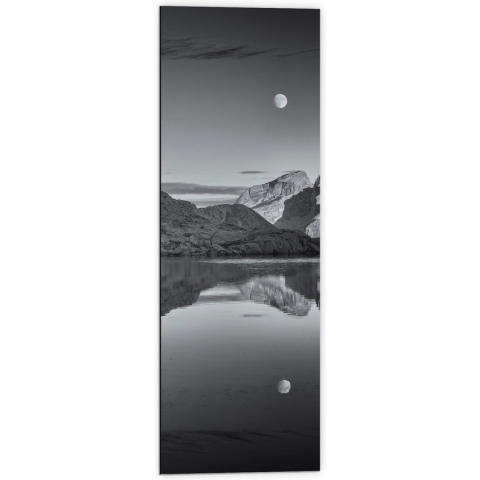 WallClassics - Dibond - Persoon op Rotsen langs Water met Maan in zwart-wit - 40x120 cm Foto op Aluminium (Met Ophangsysteem)