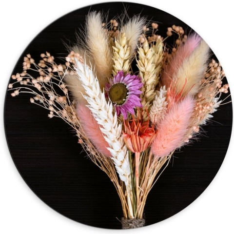 Dibond Muurcirkel - Boeket van Verschillende Droogbloemen tegen Zwarte Houten Achtergrond - 70x70 cm Foto op Aluminium Muurcirkel (met ophangsysteem)