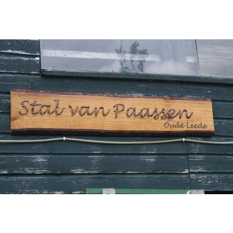 Houten naambord 175 - 200 cm breed - boven en onder  boomschors