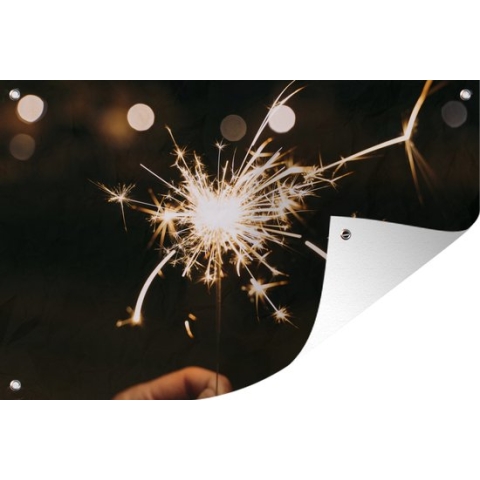 Tuinposter Hand die kindervuurwerk vasthoudt - 190x120 cm - Wanddecoratie Buiten - Tuinposter - Tuindoek - Schuttingposter - Tuinschilderij
